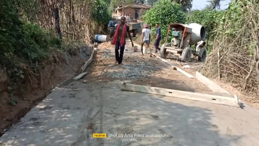 कुंदा: ##पीसीसी सड़क निर्माण में हो रहे अनियमितता को लेकर ग्रामीणों ने किया जोरदार हंगामा