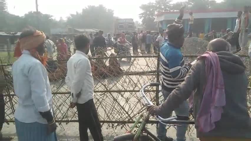 #RAJA SIDDIQUI किसान को खाद नहीं मिलने पर किसान किसानों में भारी आक्रोश किसानों ने NH327E पर चक्का जाम किया बताय........
