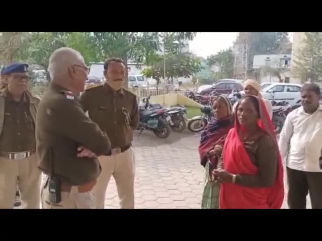 बैंक खाता खुलवाने के नाम पर ग्रामीणों से धोखाधड़ी, पुलिस में की शिकायत #fraud #videonews #publicnews #hindinews