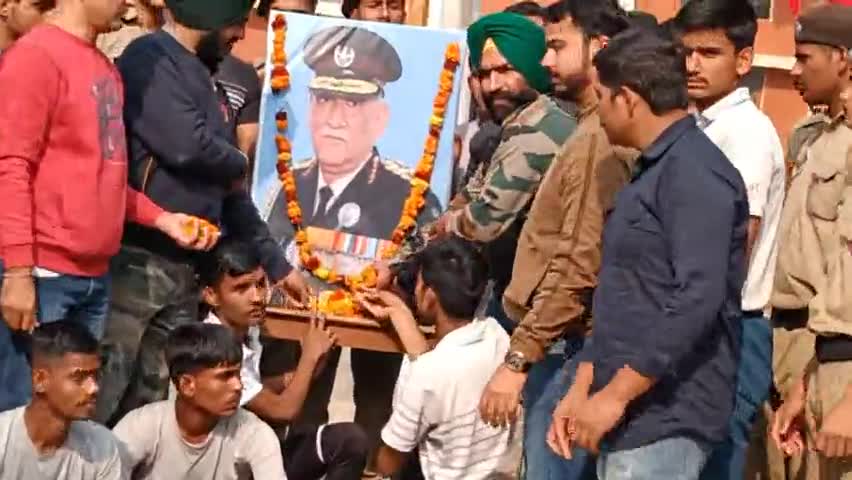 NSUI फरीदाबाद के कार्यकर्ताओं ने शहीद हुए #CDS बिपिन रावत, उनकी पत्नी और सेना के 11 जवानों को श्रद्धांजलि अर्पित की।