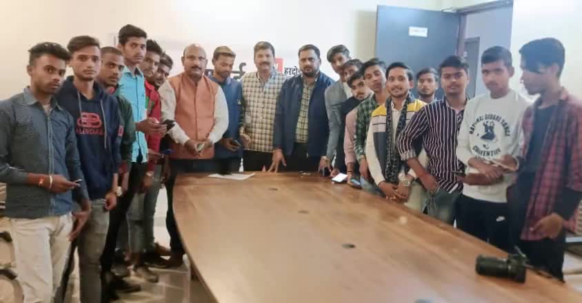 आज  हरदोई जिला भाजपा कार्यालय पर श्री मयंक सिंह चौहान के नेतृत्व में दर्जनों युवाओं ने भाजपा की सदस्यता ग्रहण की...
सभी को 7505403403 डॉयल कर सदस्यता दिलाई।
#जय_भाजपा
#तय_भाजपा