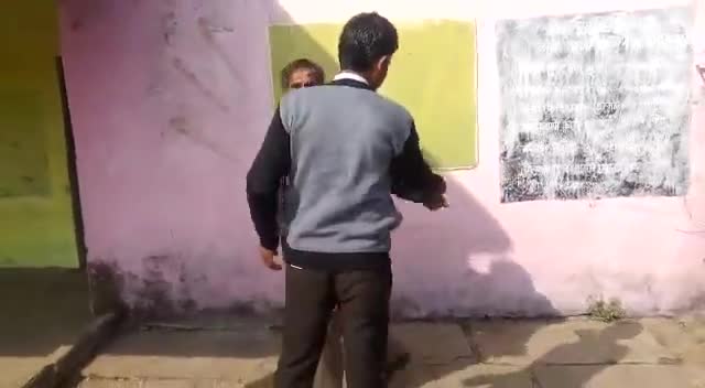 विदिशा में वायरल हो रहे नशेड़ी टीचर का वीडियो देखें बच्चे स्कूल से भाग रहे #vedantsamacha #vedantsamachar.com