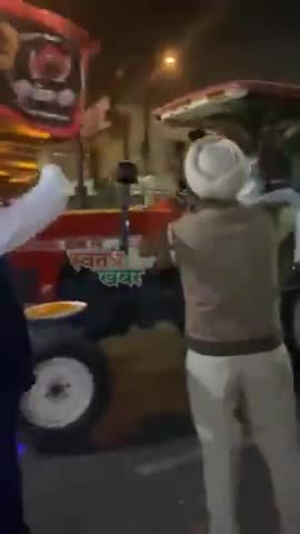 आंदोलन जीतकर लौटे किसान, पंजाब पुलिस का वेलकम...
 #KisanAndolan #punjabpolice #FarmersProte