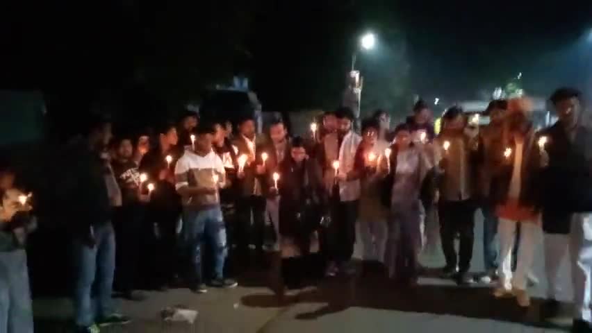 #दुखी_हूं_निशब्द_हूं_स्तब्ध_हूं
भरथना विधायक सावित्री कठेरिया ने आज कस्बा बकेबर के द्वारा भारत के सर्वोच्च अधिकारी #CDS जनरल बिपिन रावत जी एवं उनकी धर्मपत्नी व अन्य सैन्य अधिकारियों जवानों को भावपूर्ण श्रद्धांजलि देकर ब कैंडल मार्च निकाला..