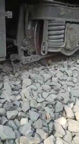 करौना हाल्ट के पास ईट से लदा ट्रेक्टर में ट्रेन से भिसन टक्कर में ट्रैक्टर का प्रखचा उड़ा पटरी से उतरी ट्रेन #accidents