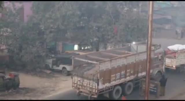 महराजगंज: अफराद मोड़ पर पुलिस का ट्रक से अवैध पैसा वसूली करने का वीडियो सोशल मीडिया पर हुआ वायरल#अवैध#वसूली