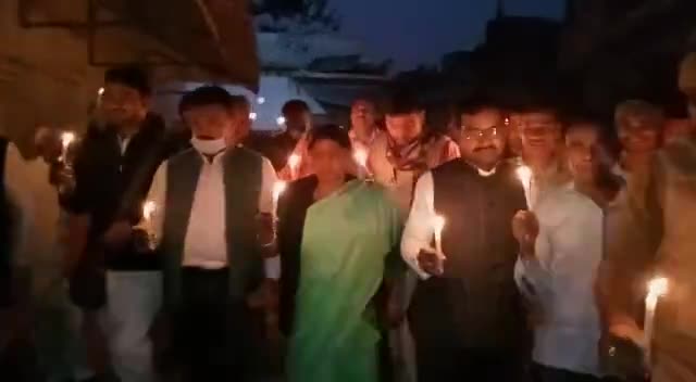 भाजपा कार्यकर्ताओं द्वारा ग्राम अहेरीपुर में भारत के सर्वोच्च अधिकारी #CDS जनरल बिपिन रावत जी उनकी धर्मपत्नी व mi 17 में सवार अन्य सैन्य अधिकारियों जवानों को भावपूर्ण श्रद्धांजलि देकर ब कैंडल मार्च निकाला....
       ओम् शान्ति शान्ति शान्ति