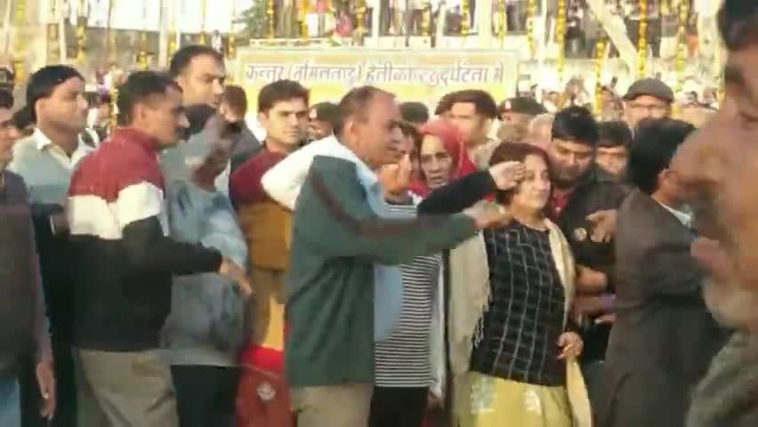 #Jhunjhunu : शहीद पति को ऐसी सलामी

शहीद पति #कुलदीप सिंह को सेल्यूट कर अंतिम विदाई दी पत्नी यशस्वनी ने