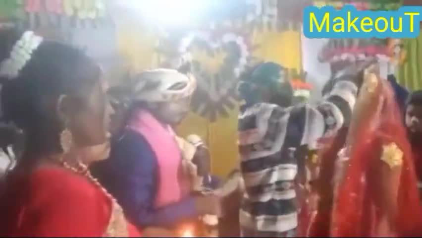 जब दूल्हा के सामने प्रेमी ने भरी दुल्हन की मांग लोग यूं ही देखते रह गए।
#makeout #makeout #newsvideo #viralnews #news