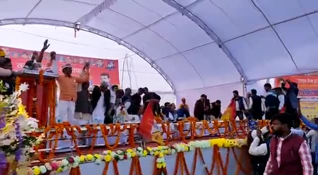 #जय_सरदार #जय_संविधान #जय_भीम के गगनभेदी नारों से गुंजायमान हुआ #बुंदेलखंड ..... चित्रकूट  

सरदार सेना के तत्वाधान में आयोजित जातीय जनगणना एवं वंचितों के सम्पूर्ण अधिकार को समर्पित #जनहित_संकल्प_महारैली के मंच पर मौजूद बहुजन योद्धा