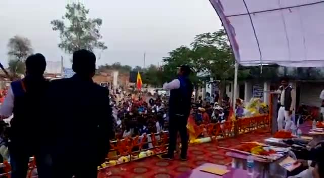 #जय_सरदार #जय_संविधान #जय_भीम के गगनभेदी नारों से गुंजायमान हुआ #बुंदेलखंड ..... चित्रकूट  

सरदार सेना के तत्वाधान में आयोजित जातीय जनगणना एवं वंचितों के सम्पूर्ण अधिकार को समर्पित #जनहित_संकल्प_महारैली के मंच पर मौजूद बहुजन योद्धा