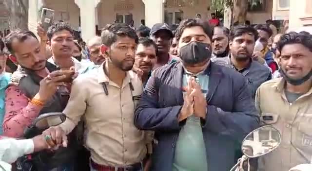 ऑटो रिक्शा चालकों की मदद करने अब इंदौर में सामाजिक संगठन बालों ने  #@#भी मदद की है