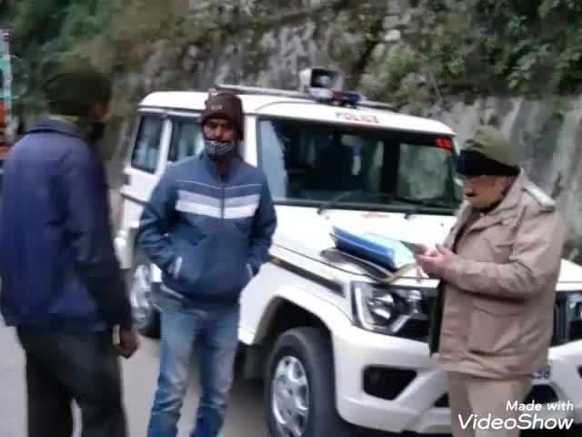 चमोली: यातायात नियमों का उल्लंघन करने वाले 8 वाहनों  खिलाफ यातायात पुलिस ने की कारवाई #चमोली