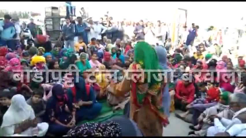 बरवाला: किसानों की घर वापसी पर बाडोपट्टी टोल प्लाजा पर महिलाओं का नाच_गाना #badopattitoll #farmerswon #kisanandolan #geet #ragni