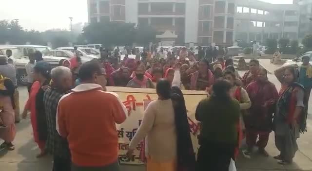 #पानीपत
8 दिसम्बर से प्रदेश की आंगनवाड़ी वर्कर्स हड़ताल पर, पानीपत में प्रदर्शन करती वर्कर्स।