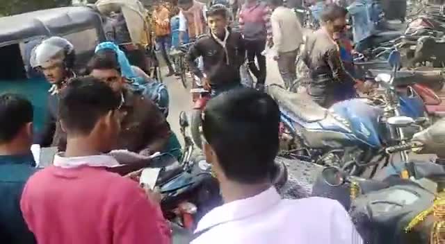 ITI+इंटर हिंदी, English की परीक्षा कैंसिल होने से छात्रों में आक्रोषछाया #muzaffarpurnews 
और कुछ जानने के लिए com..करे।