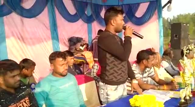#दुलमी_प्रखंड के #चटाक में सरना क्ल्ब के द्वारा स्व केशवनाथ पहान फुटबॉल टूर्नामेंट में खेल प्रेमियों को संबोधित करते हुए