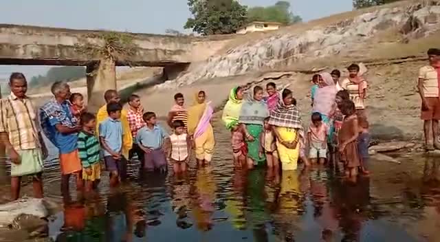 #आदिवासियों का जल #सत्याग्रह।सोंढूर नहरनाली #मुआवजा मांग हेतु  अरसीकन्हार के 22प्रभावित परिवार कर रहे हैं #जलसत्याग्रह।