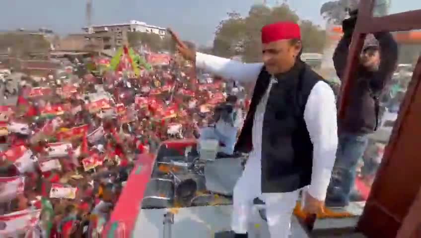 जौनपुर में जनता का अभिवादन स्वीकारते हुए सपा के राष्ट्रीय अध्यक्ष श्री अखिलेश यादव जी।

#समाजवादी_विजय_यात्रा