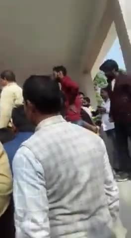 किसी सड़क छाप गुण्डे की भांति बात कर रहे ये शख्स कोई और नहीं बल्कि #लखीमपुर_किसान_नरसंहार हेतु ज़िम्मेदार केंद्रीय गृह राज्य मंत्री #ajaymishrteni हैं।
पत्रकारों के वाजिब सवाल पर मंत्री जी उन्हें मारने झपटते हुए भी वीडियो में साफ दिख रहे है