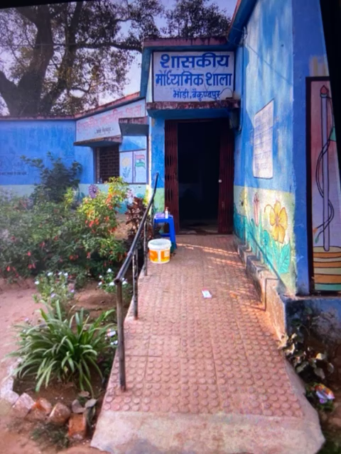 मानवाधिकार के प्रयास से शासकीय माध्यमिक शाला भांडी में साल भर से बंद पड़ी बिजली का कनेक्शन वापस लाया गया। #मानवाधिकार व सामाजिक नयाय