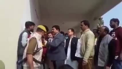 मोदी के लाल, देश के गृहराज्य मंत्री 'टेनी' ने पत्रकारों को गालियां दी, अभद्रता की और आखिरी में हाथापाई पर उतारू हुए..

शुक्र है 'मंत्री जी' गाड़ी पर सवार नही थे...
#thankyoumodiji