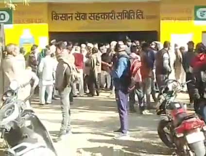 बेहट: खाद की किल्लत को देखते यूरिया खरीदने के लिए हुई किसानों की मारामारी, लखनोती सहकारी समिति पर जुटी किसानों की भीड़ #यूरिया