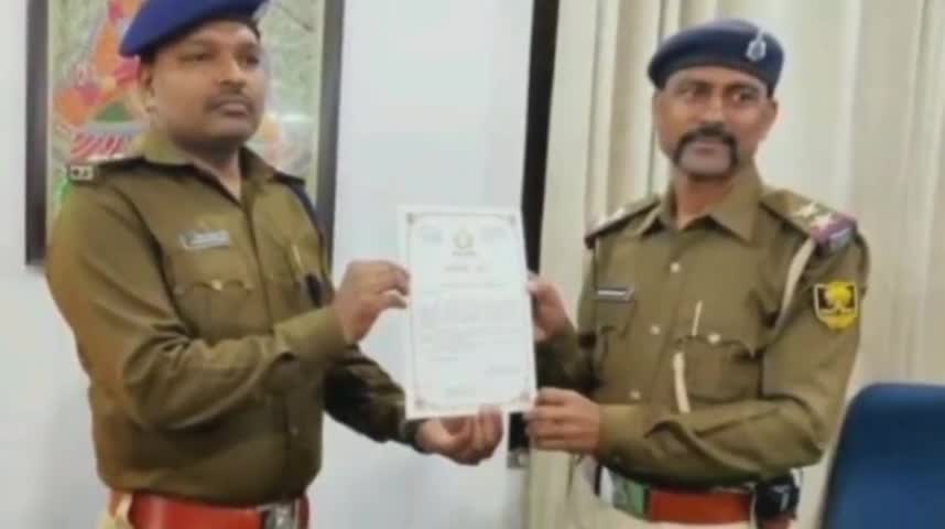 चौसा: चौसा पंचायत चुनाव संपन्न कराने पर थानाध्यक्ष को एसपी ने किया सम्मानित #mrashish
