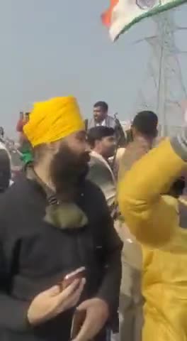 13 महीने सड़क पर संघर्ष।
आज घर वापसी।
देश के सभी नागरिकों का हार्दिक आभार।
#राकेशटिकैत
#FarmersProtest_FatehMarch 
#म्हारा_टिकैत