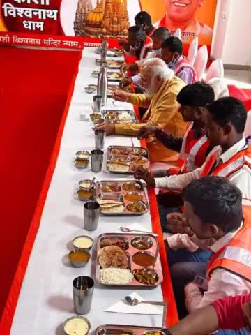 #ताजमहल बनानेवालों के हाथ कटवा दिए गए थे..
यहाँ काशी मंदिर का विस्तार करने वाले श्रम साधकों पर पुष्प वर्षा हो रही है ओर उनके साथ बैठ कर भोजन किया जा रहा है..
बस यही हिंदुत्व  है.##