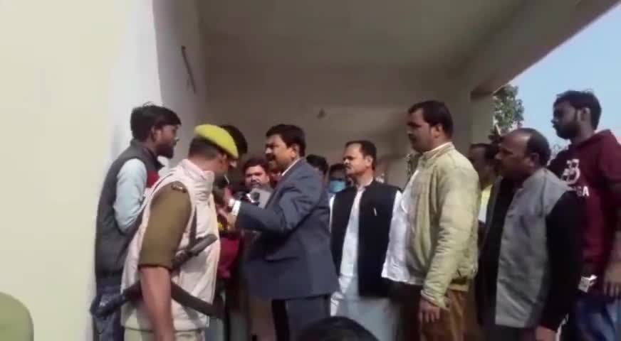 आखिर मीडिया के भी अच्छे दिन आ ही गए...
यह हालात आप ने ही पैदा किये हैं,
यदि 15 दिन ही ईमानदारी से सच्चाई दिखा दी जाये तो भाजपा वालों को छिपने की भी जगह नही मिलेगी...
#nomorebjp