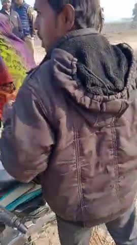 बांसी: Banjara Gaon Mein Janata Mein hadkamp machi bag Ke Karan Gaon Mein  Ek vyakti ko Kata Bhag ne#Siddharthnagarbansi@