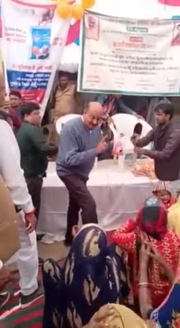 प्रयागराज: #गरीबों की मदद कर रहे हैं योगी सरकार@