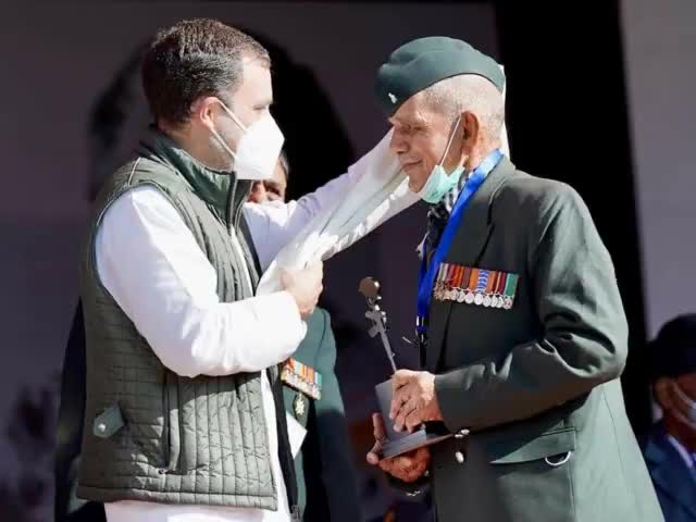 वीरों का सम्मान

श्री Rahul Gandhi  जी ने देहरादून की #विजय_सम्मान_रैली में 1971 के नायकों का सम्मान किया।