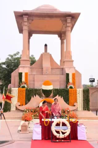 1971 के युद्ध में भारत की ऐतिहासिक विजय के 50 वर्ष पूर्ण होने के उपलक्ष्य में अमर जवान ज्योति पर स्वर्णिम #VijayDiwas कार्यक्रम में हमारे वीर जवानों को श्रद्धांजलि अर्पित की।
#PakArmySurrenderDay