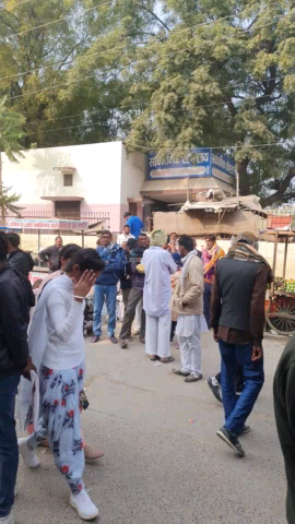 यूरिया ना मिलने से किसान परेशान,विधायक मुर्दाबाद के नारे लगाए । 
#किसानो ने रोड किया जाम