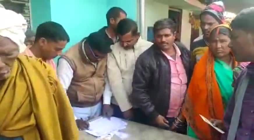 डंडा: भिखाही पंचायत के मुखिया ने जरूरतमंद लोगों के बीच किया कमल का वितरण #मुखिया #जरूरतमंद