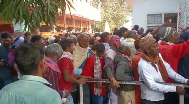 #मां कात्यायनी मंदिर धमारा टिकट काउंटर पे #श्रद्धालुओं की वीर मां कात्यानी मंदिर में श्रद्धालुओं की #कठिनाई की करना पड़