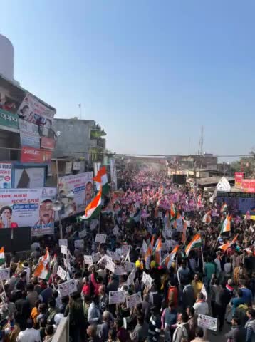 Gअमेठी के नवीनतम दृश्य। 

#rahulgandhi और #priyankagandhi के स्वागत के लिए भारी भीड़ जमा हो गई है । 

#bjpbhagaomehangaihatao