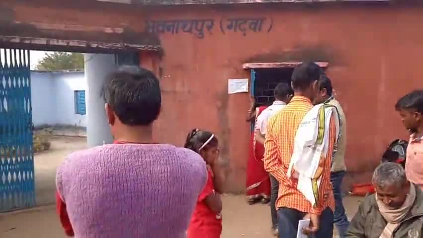 भवनाथपुर: भवनाथपुर के बीआरसी में आधार कार्ड बनवाने वाले लोगों की लगने वाली भीड़ से कर्मी की बढ़ी परेशानी#अनदेखी