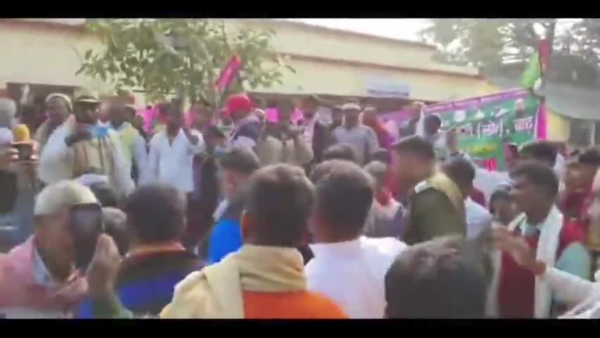 बाढ़ में नवनिर्वाचित मुखिया की हत्या के खिलाफ आयोजित धरना में हम आदरणीय #श्री_पप्पू_यादव_जी के साथ शामिल हुए। धरना में लिए गए निर्णय के बाद बाढ़ के साथियों के साथ #बाढ़_SDO को लिखित आवेदन देते हुए की जल्द से जल्द मुखिया जी के हत्यारों कोपकड़े