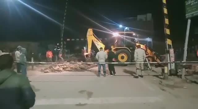 आदमपुर: आज से #adampur का एक फाटक बंदमंडी आदमपुर के मुख्य फाटक कहे जाने वाले भादरा फाटक को रेलवे विभाग ने किया पूर्ण रूप से बंद