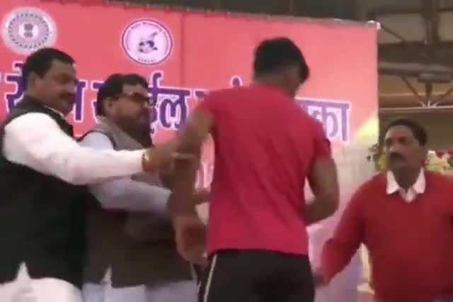 #यूपी के #भाजपा सांसद ब्रजभूषण शरण सिंह ने रांची में नौजवान कुश्ती खिलाड़ी को मंच पर ही थप्पड़़ों मारे || 

#गुंडाराज
