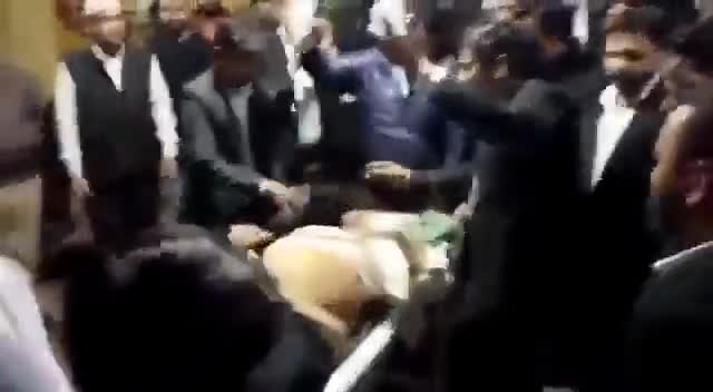 यूपी में #रामराज्य 
#कानपुर अधिवक्ता गौतम दत्त की कोर्ट परिसर में गोली मारकर हत्या। बार एसोसिएशन के चुनाव के  मारी गोली