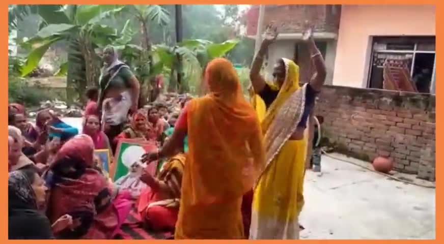 महिलाओं ने ढोलक पर नाच कर योगी मोदी की जोड़ी सलामत के गाए गीत।।
#UP_चुनाव