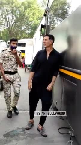 “Photo De Dena Unko” requests Akshay to Paparazzis.
.
#akshaykumar