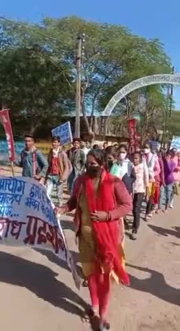महाविद्यालय में चुनाव आयोग द्वारा किए जा रहे अधिग्रहण के  विरोध में छात्र संगठन #AIDSO ने कलेक्ट्रेट परिसर में दिया धरना