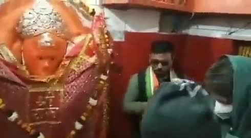 श्रीमती #priyankagandhi जी ने रायबरेली में चुरवा स्थित हनुमान जी के मंदिर में दर्शन किए। 

 #यूपी_का_शक्ति_संवाद 
#आपकी_प्रियंका_आपके_साथ