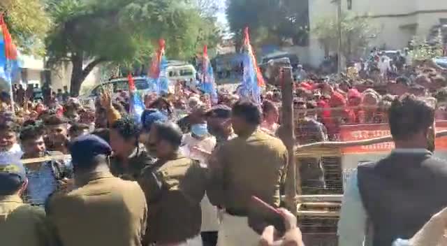 आज छात्र छात्राओं कि विभिन्न मांगो को लेकर कलेक्टर आफिस पर छात्र छात्राओं की आवाज बुलंद करते हुए ।#विनय भाबर 
विजय भाबर ।