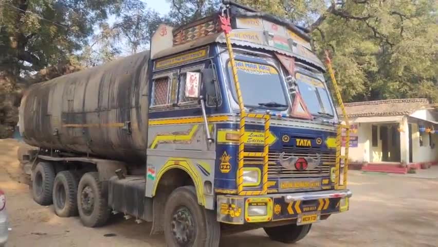 गढ़वा: शहर में कचहरी रोड में शिक्षक को कुचल कर भागे ट्रक को पुलिस ने किया गढ़वा-मेराल रोड से जप्त#गाड़ी#जप्त